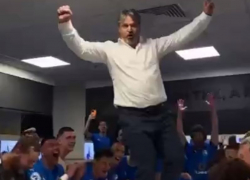 Победный прыжок на стол показал на видео главный тренер воронежского «Факела»