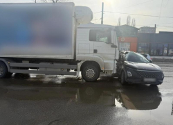 Грузовик снес кроссовер на Матросова в Воронеже 