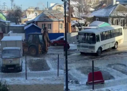 Улица Кривошеина победила - трактор и ПАЗик застряли во льдах 