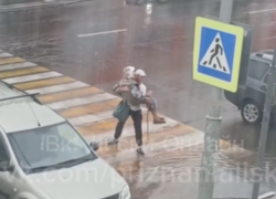 Бабушка на руках: неравнодушный мужчина тронул своим поступком в Воронежской области