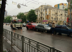В центре Воронежа столкнулись четыре автомобиля и маршрутка