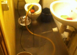 Воронежцы провели ночь в страхе из-за сильнейшей коммунальной аварии, едва не затронувшей провода под напряжением