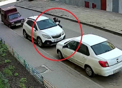 Неадекватный мужчина бился о припаркованные автомобили в Воронеже