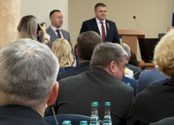 Новому депутату Воронежской гордумы Сергею Никодимову вручили мандат