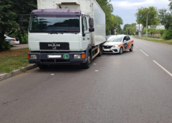  Пассажиры машины такси попали в больницу после ДТП с грузовиком в Воронеже