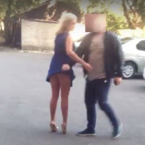 В Воронеже блондинка показывала прохожим попу и писала на здания