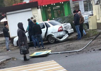 В Воронеже «Приора» на полном ходу снесла знак пешеходного перехода