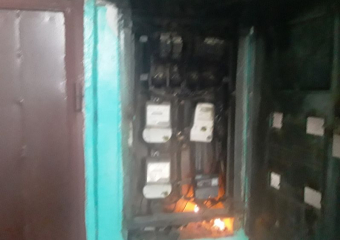 Огненное представление из-за ливней устроил электрощиток в пятиэтажке Воронежа