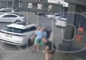 Драка двух мужчин со стрельбой попала на видео во дворе многоэтажки в Воронеже 