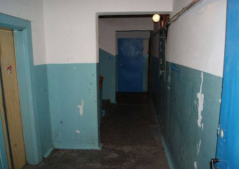 Незнакомец в подъезде попросил у воронежца послушать музыку и ограбил его