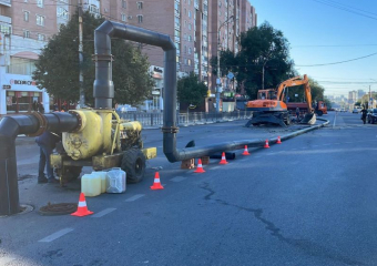 Фекальный потоп перекрыл движение автомобилей по главной улице в Воронеже