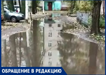 Улица «Озерная» или «Болотная»: гигантские лужи и грязь мешают детям в Воронеже