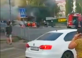 Горящий маршрутный ПАЗик на Степана Разина в Воронеже попал на видео