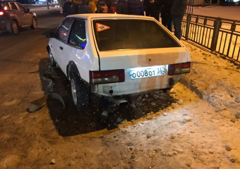 Пытаясь избежать столкновения, воронежец улетел на машине в забор