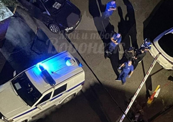 Тело девушки нашли у многоэтажки в Воронеже – опубликовано фото с места трагедии 