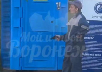 Мужчина, который угрожал выпускникам пистолетом, попал на видео в Воронеже
