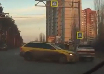 Авария в районе Яблоневого сада Воронежа попала на видео