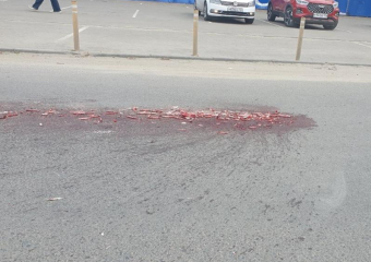 Огромная лужа крови: десятки разбитых пробирок нашли на дороге в Воронеже