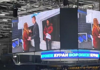 Предложение руки и сердца во время хоккейного матча «Бурана» попало на видео в Воронеже