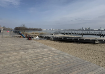 Рабочие приступили к сносу разрушающихся мостов на Петровской набережной в Воронеже