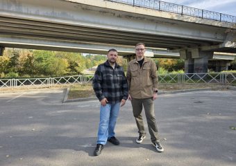 Камень упал с Северного моста и пробил лобовое: что делать и кто виноват