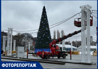 Новый год к нам мчится: как сейчас выглядит Адмиралтейская площадь с катком и бесплатной елкой 