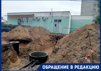 «У нас под окнами вырыли окопы», - гигантский котлован все лето испытывает жителей «Полтинника» в Воронеже