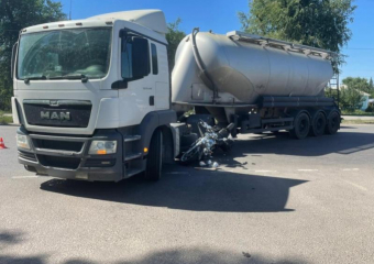 Опубликованы кадры с места столкновения грузовика и мотоцикла в Воронеже