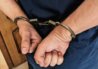 Золотую цепочку неизвестный сорвал с шеи женщины средь бела дня в Воронеже