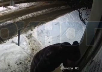 Неадекватный разнос будки охраны попал на видео в элитном воронежском поселке