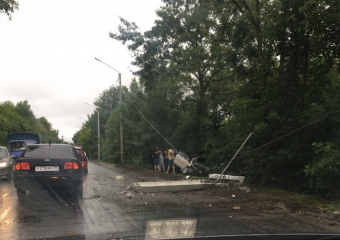 На Острогожской в Воронеже «Опель» протаранил столб и улетел в кювет