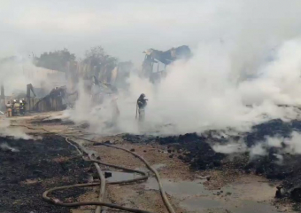 Жуткие последствия масштабного пожара на складе сняли на видео в Воронеже