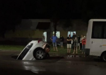 Опубликовано жуткое видео, как машина провалилась в асфальт в Воронеже