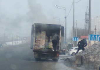 На окружной дороге Воронежа загорелся грузовик с продуктами и попал на видео