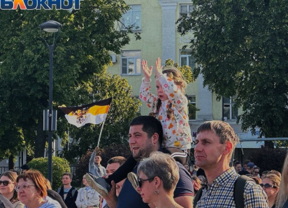 С имперским флагом встретила публика участников концерта «Русского лета» в Воронеже