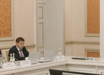 В комфортных условиях приходится сидеть Владимиру Нетесову