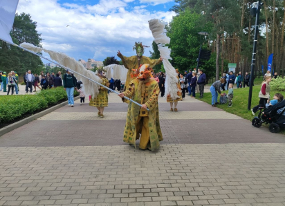 Парад уличных театров в «Алых парусах» открыл Платоновфест-2026 в Воронеже