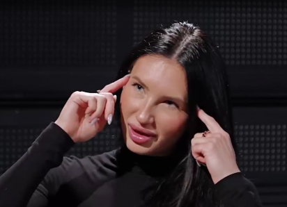 «Я была серой мышкой»: Вика из «Блокнота» откровенно ответила на вопросы о хейте, зарплате и скандале со Снегурочкой