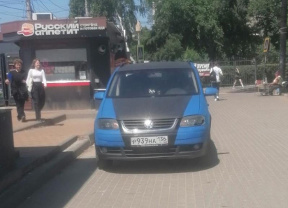 Хамская парковка на тротуарной плитке возмутила воронежца