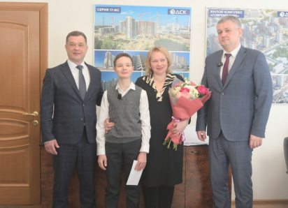 Депутаты команды ДСК поздравили сына бойца СВО с получением паспорта