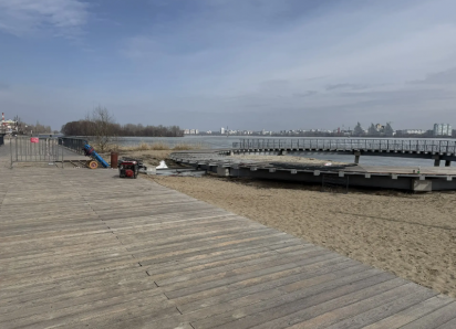 Рабочие приступили к сносу разрушающихся мостов на Петровской набережной в Воронеже