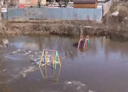 «Второй день тонем»: жители СНТ показали затопленные дома и детскую горку в Воронеже