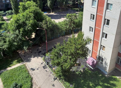 «Все окна в пыли, стоит грохот»: карательный ремонт кровли показали на видео в Воронеже