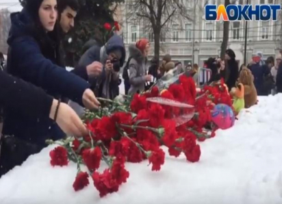 Слезы и тишина на сценах: как Воронеж вспоминал жертв кемеровской трагедии 8 лет назад