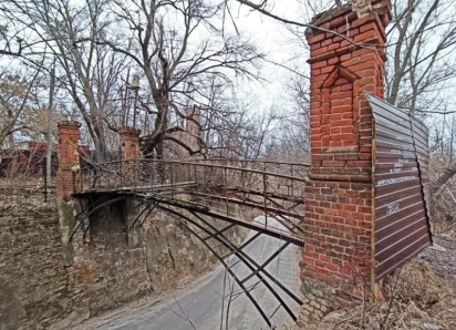 Нет желающих ремонтировать мостик у Дворца Ольденбургских под Воронежем