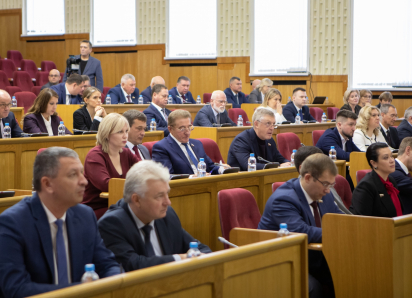 Депутаты, упустившие звание главной красотки облдумы, обновили свои фотографии