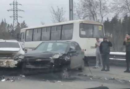 Как разворотило иномарки после массового ДТП с автобусом, показали в Воронеже