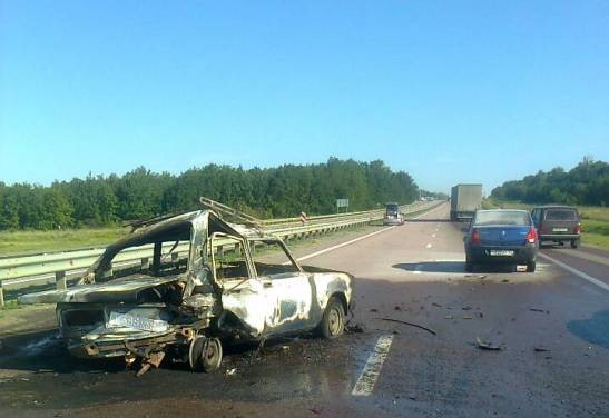 Во время ДТП в Воронежской области в горящем автомобиле погибли мужчина и женщина