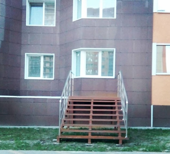 Безумное архитектурное решение сфотографировали у дома в Воронеже