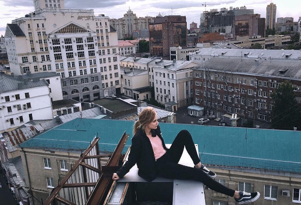 Опасное фото блондинки на краю крыши в Воронеже напугало  пользователь Сети